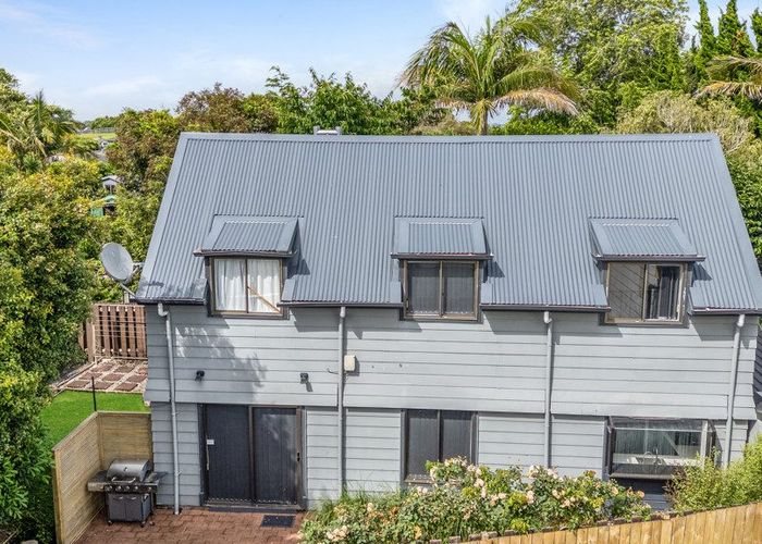  at 2/31 Challen Close, Conifer Grove, Papakura, Auckland