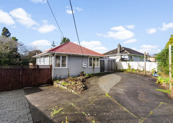 at 9 Wilsher Crescent, Henderson, Waitakere City, Auckland