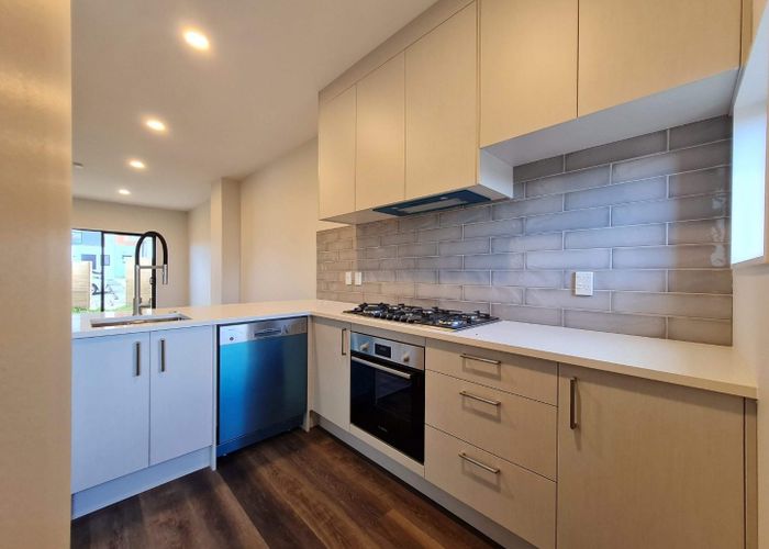  at 5/200 Sunnynook Road, Totara Vale, Auckland