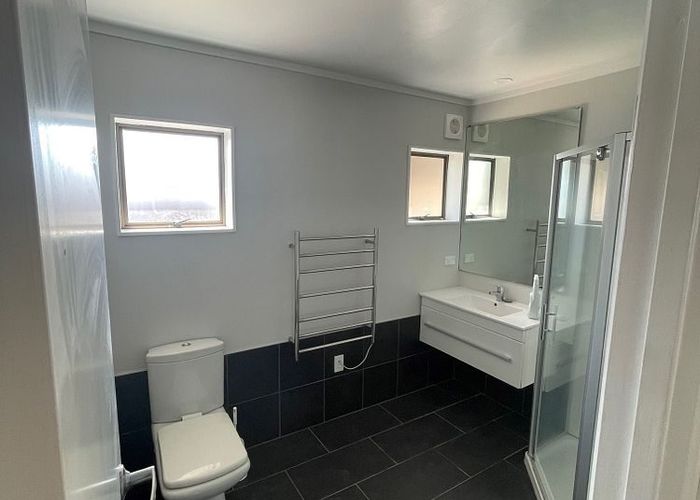  at 2/13 Estelle Place, Farm Cove, Manukau City, Auckland