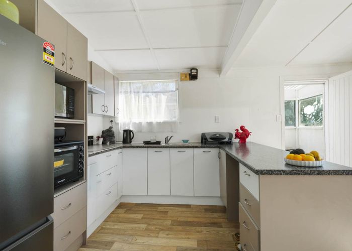  at 3 Donovan Avenue, Massey, Waitakere City, Auckland