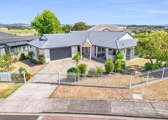  at 2 Sunset Close, Western Heights, Hamilton