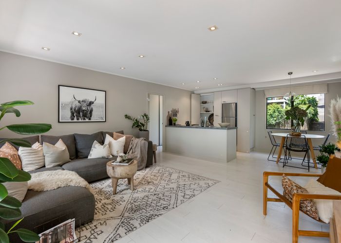  at 4/37 ONEWA RD, Northcote, North Shore City