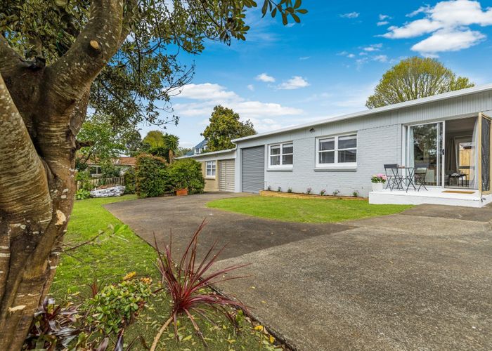  at 2/25 Woodward Avenue, Mangere Bridge, Auckland