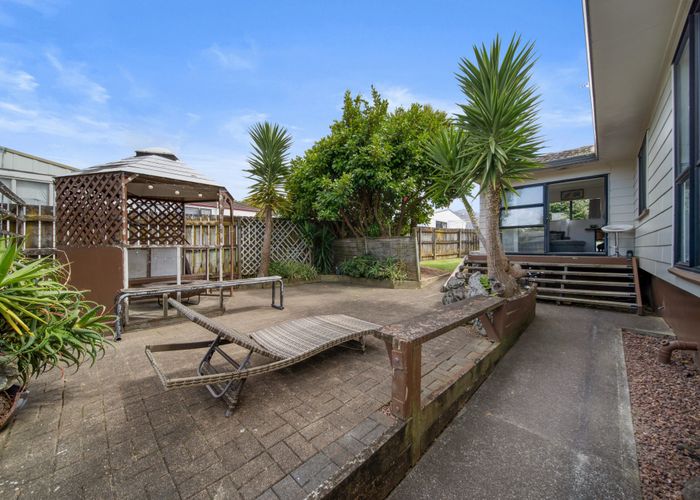  at 2/9 Bellville Drive, Clendon Park, Auckland