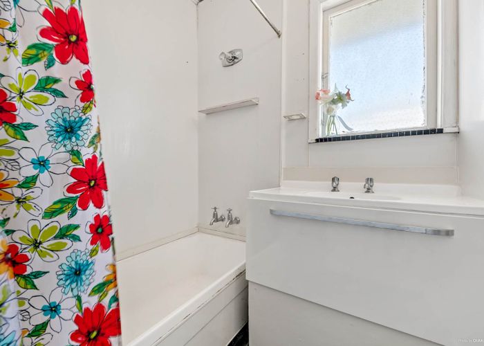  at 33 Haddon Street, Mangere East, Auckland
