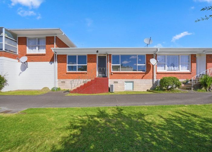  at 2/270 East Coast Road, Forrest Hill, North Shore City, Auckland