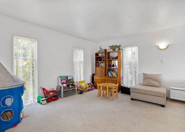  at 12 De Val Drive, Titirangi, Auckland