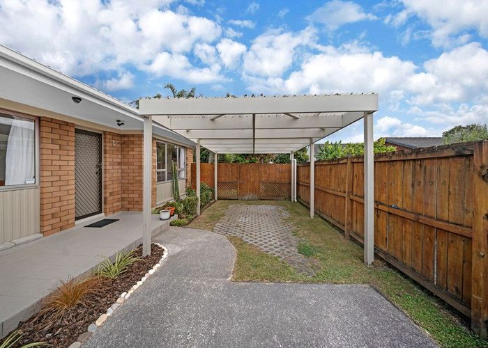  at 2/3 Papatahi Place, Henderson, Waitakere City, Auckland