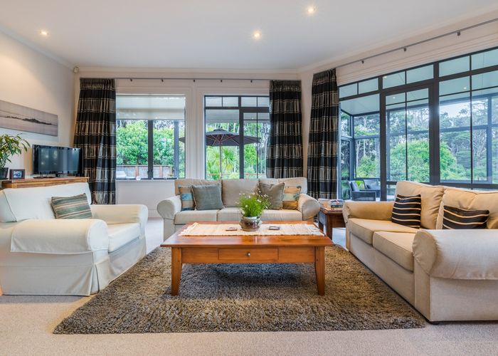  at 63 Staincross Street, Green Bay, Auckland