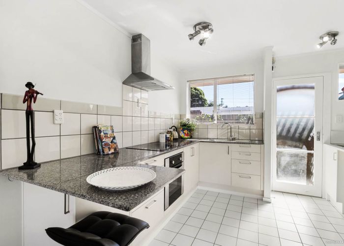  at 2/40 Bertrand Road, Mount Wellington, Auckland