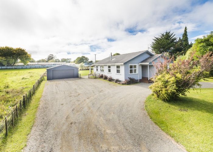  at 2079 Kimbolton Road, Kiwitea