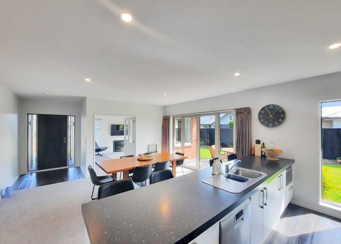  at 8 Fredrica Lane, Heathcote, Christchurch City, Canterbury