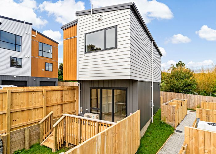  at 4/300 Great North Road, Henderson, Waitakere City, Auckland