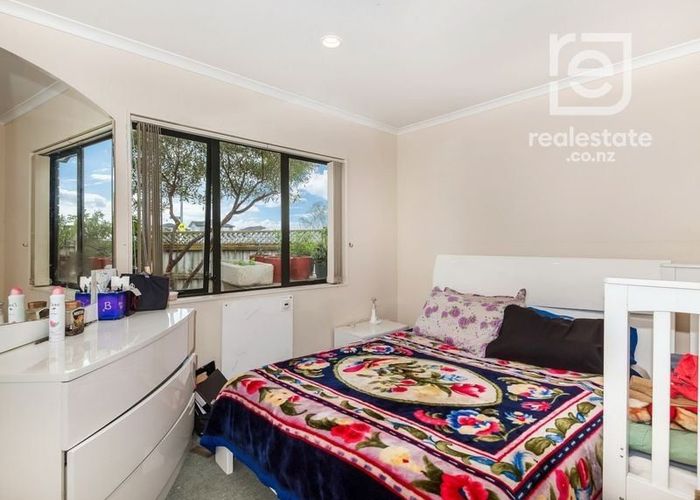  at 2 Saralee Drive, Manurewa, Auckland