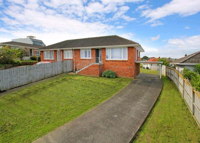  at 1/122 Lake Road, Belmont, Auckland
