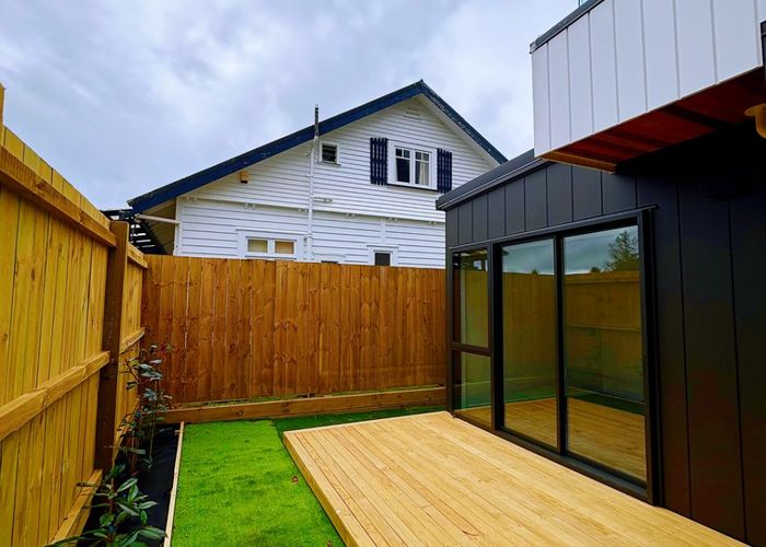  at 14b Elcoat Ave, Henderson, Waitakere City, Auckland