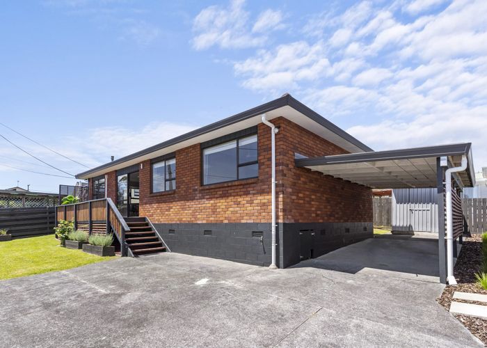  at 2/10 Bishop Street, Green Bay, Auckland