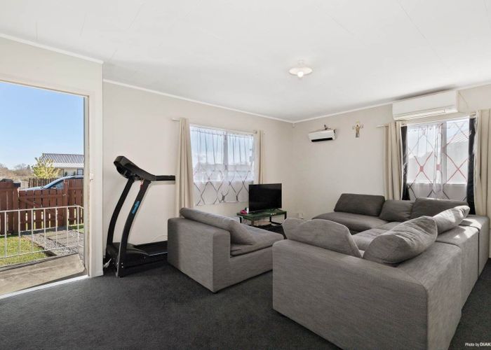  at 1/62 Redcrest Avenue, Red Hill, Papakura, Auckland