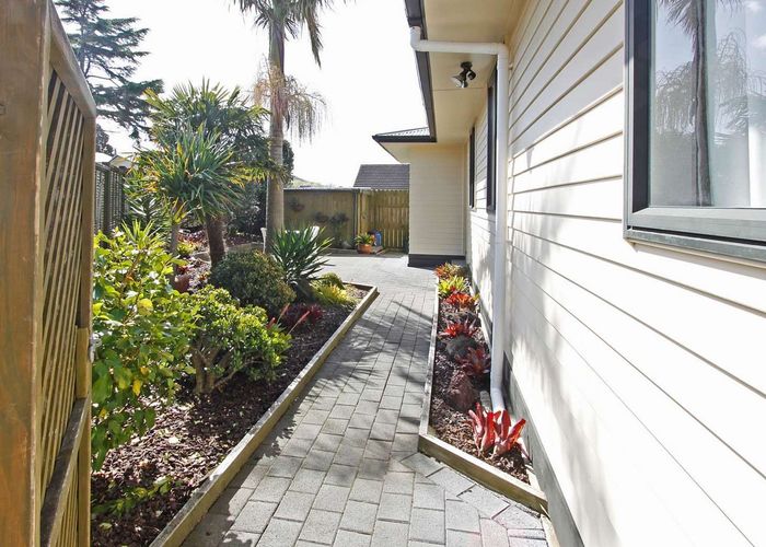  at 16 Ussher Place, Pakuranga Heights, Manukau City, Auckland