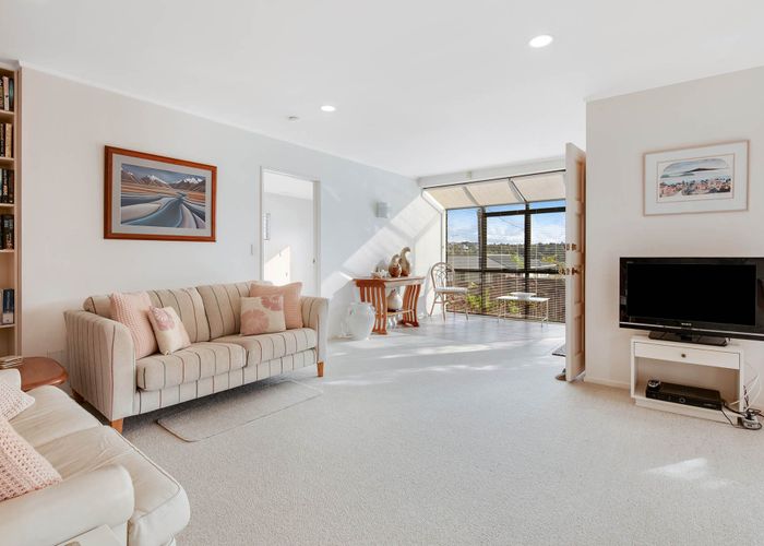  at 2/32A Howard Road, Northcote, Auckland