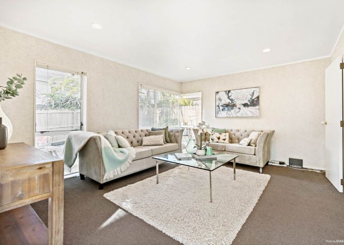  at 2/236 Cascades Road, Botany Downs, Auckland