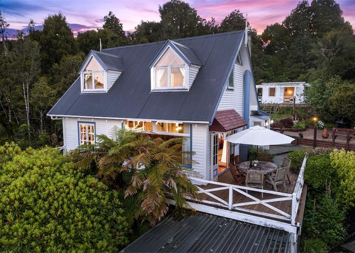  at 552 Scenic Drive, Waiatarua, Auckland