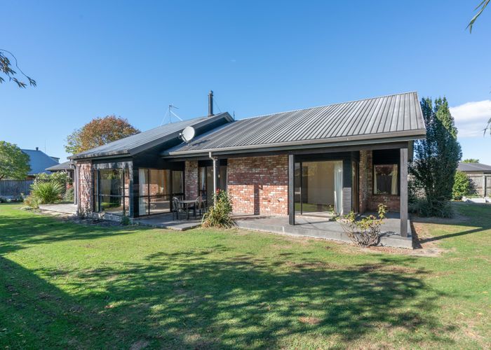  at 48 Gladstone Road, Woodend, Woodend