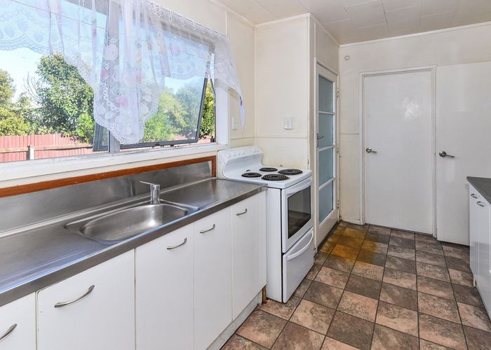  at 6 Staverton Crescent, Mangere, Auckland