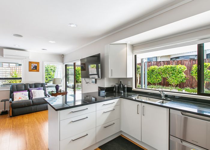 Free property data for 4 Woodview Rise, Botany Downs, Auckland homes