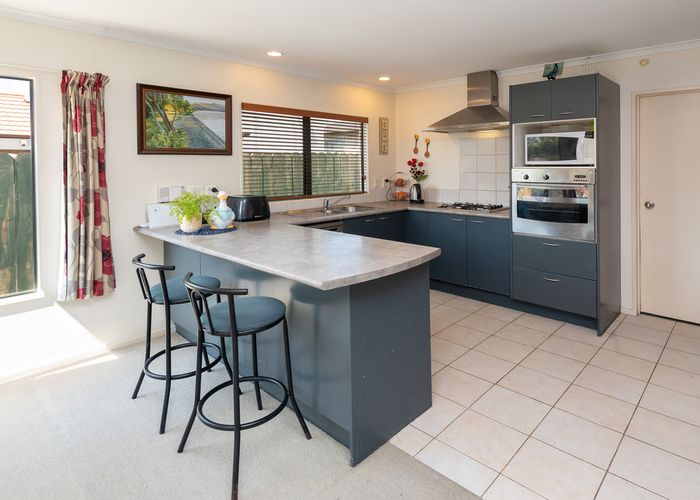  at 6 Lisa Rise, Half Moon Bay, Auckland