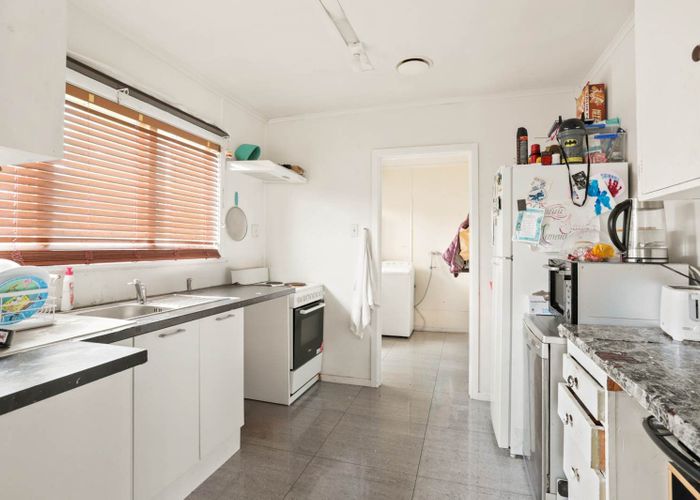  at 6 Fairdene Avenue, Henderson, Waitakere City, Auckland