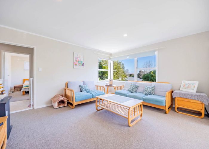  at 14 Tamahere Drive, Glenfield, Auckland