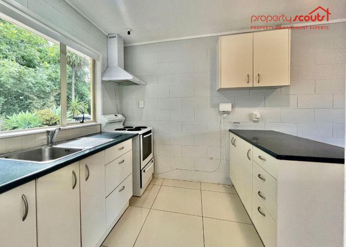  at 2/22 Chivalry Road, Glenfield, North Shore City, Auckland
