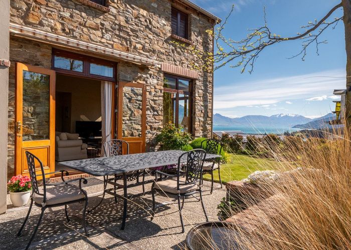  at 1 Garland Terrace, Kelvin Heights, Queenstown