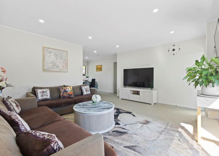  at 2/30 Kindergarten Drive, Conifer Grove, Papakura, Auckland