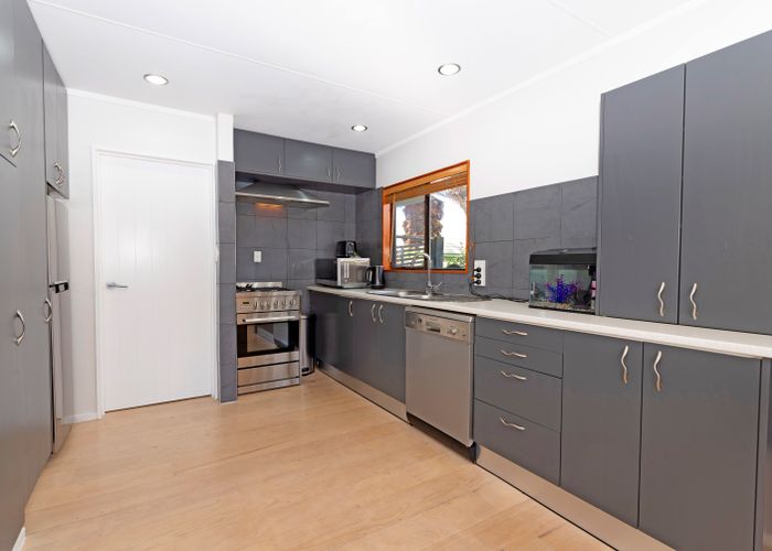  at 2/9 Applewood Drive, Henderson, Auckland