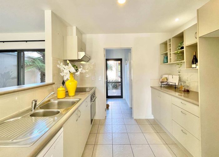  at 16 Spalding Rise, Golflands, Auckland