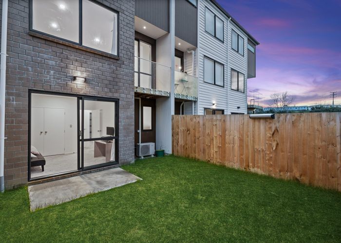  at 5 Bloom Crescent, Sunnyvale, Waitakere City, Auckland