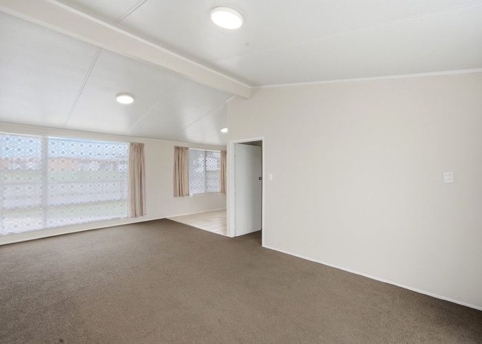  at 6 Comet Crescent, Mangere, Manukau City, Auckland