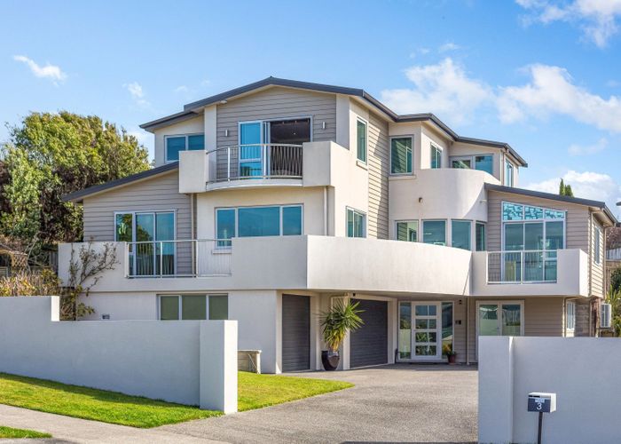  at 3 Pendennis Point, Camborne, Porirua