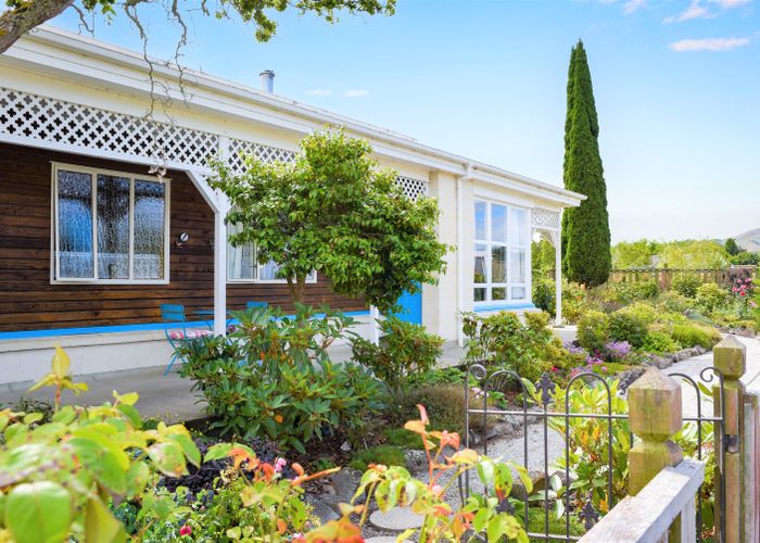  at 6 Martin Close, Karitane