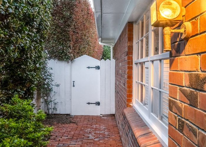  at 8 Pleasant Place, Mellons Bay, Manukau City, Auckland