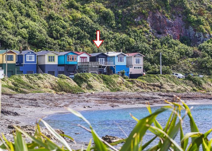  at 402 Queens Drive, Lyall Bay, Wellington