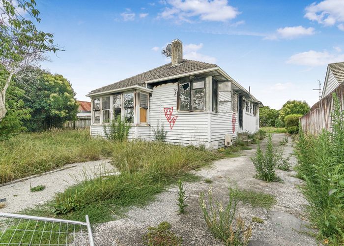  at 24 Paul Crescent, Fairfield, Hamilton