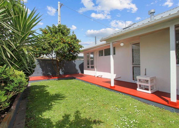  at 2/127 Swanson Road, Henderson, Auckland