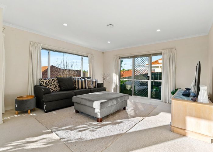  at 27 Gillett Place, Botany Downs, Manukau City, Auckland