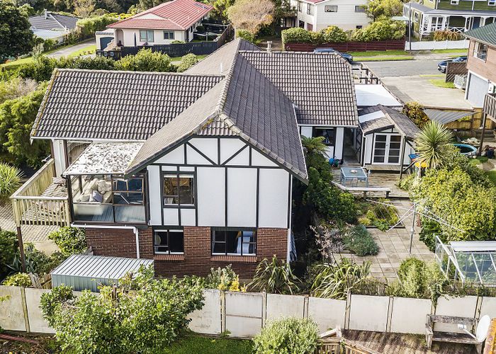  at 32 Kinloch Place, Papakowhai, Porirua