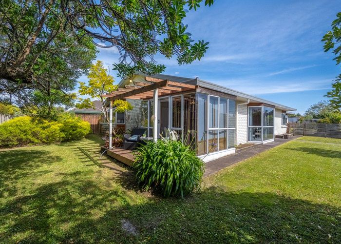  at 52 West Fairway, Golflands, Auckland