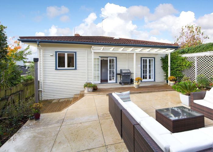  at 9 Mons Avenue, Mount Roskill, Auckland